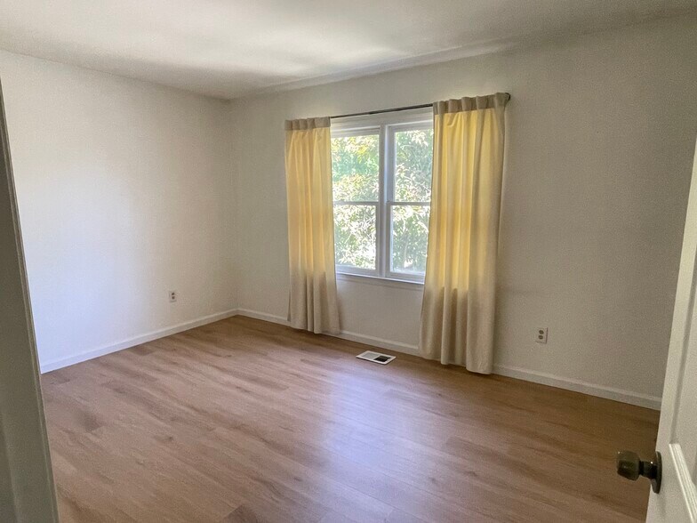 Building Photo - 35 Dallenbach Ln