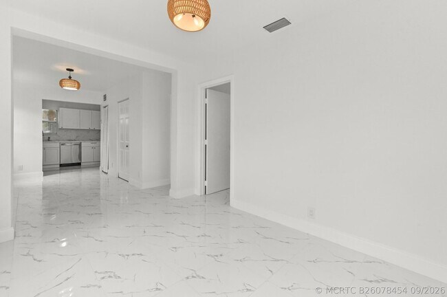 Building Photo - 515 Putnam Rd