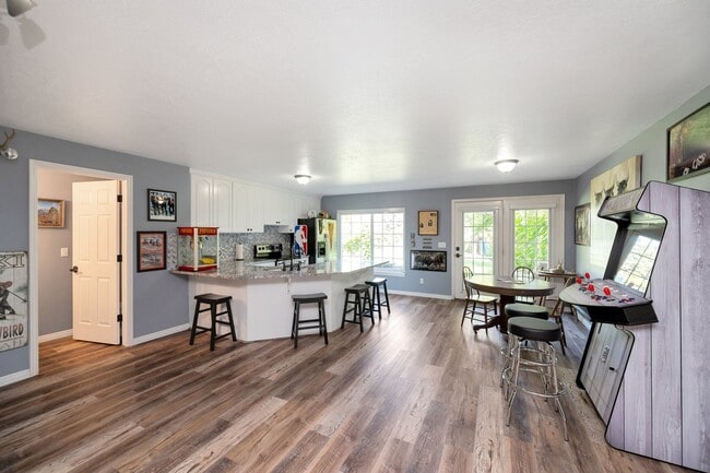 Building Photo - Immaculate Home for rent in gated cul-de-sac!