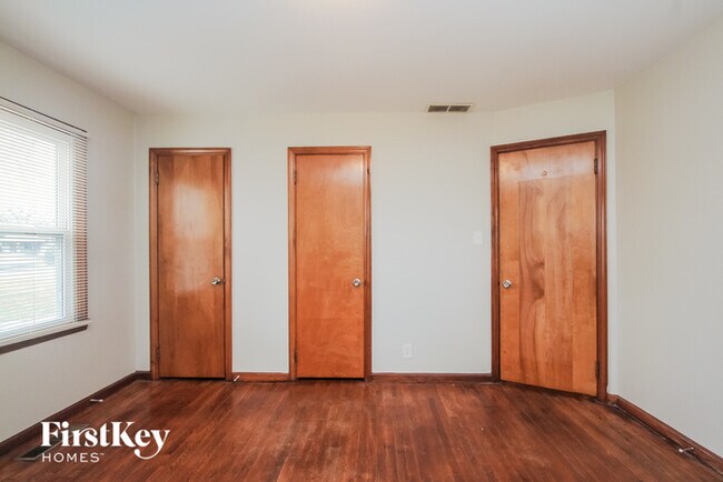 Building Photo - 311 N Boehning St