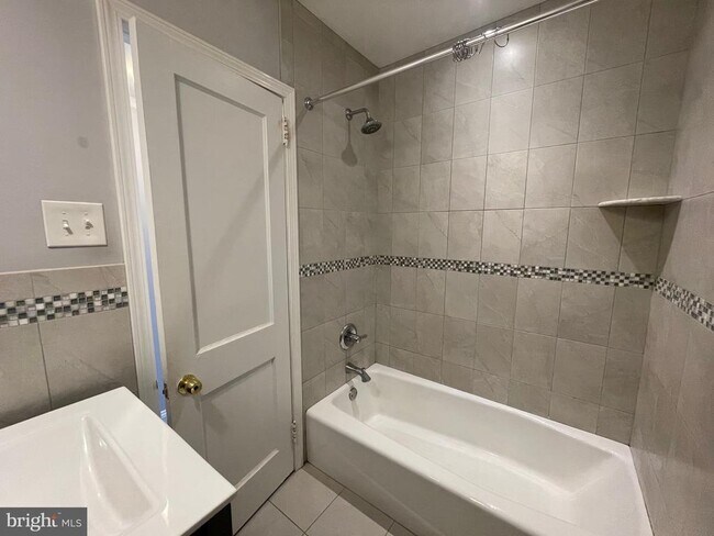 Building Photo - 18 Greenhill Rd