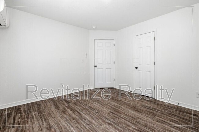 Building Photo - 377 Tuttle Ave
