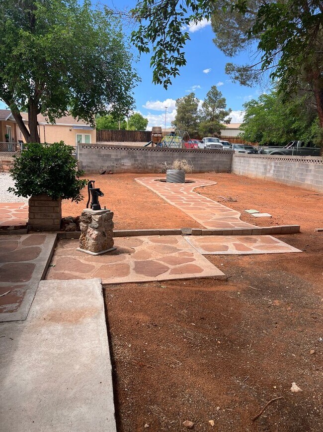 Building Photo - Great 3 bedroom 2 bathroom,  home with a h...