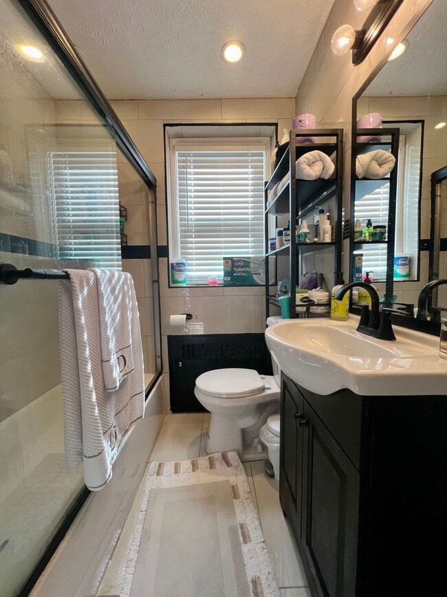 Building Photo - Stunning 3-Bed Twin Home in Lansdowne! Available May 1st!