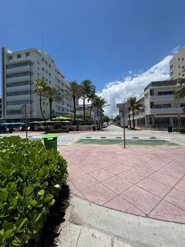 Building Photo - 1150 Collins Ave