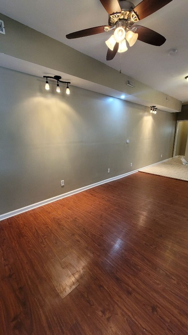 Building Photo - 3 Bedroom/ 1.5 Bathroom Split Level Duplex!