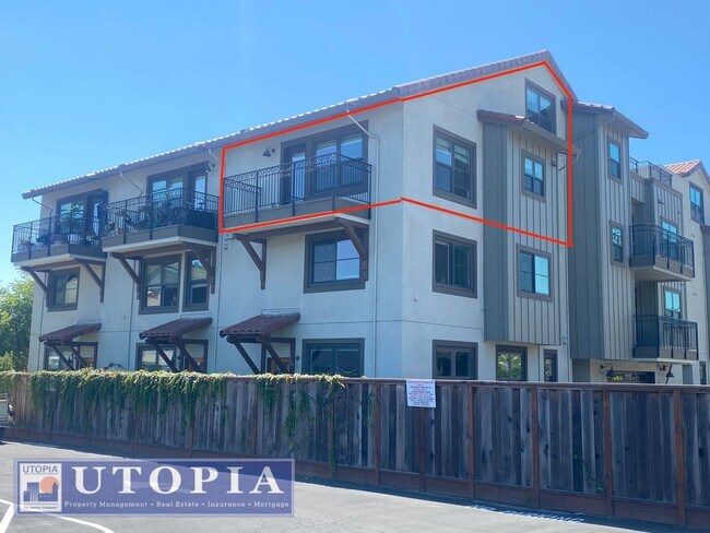 Building Photo - Beautiful, top floor apartment located in ...