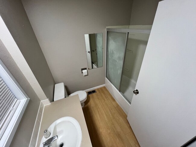 Building Photo - Spacious 2 Bedroom, 1.5 Bath Triplex in Cl...