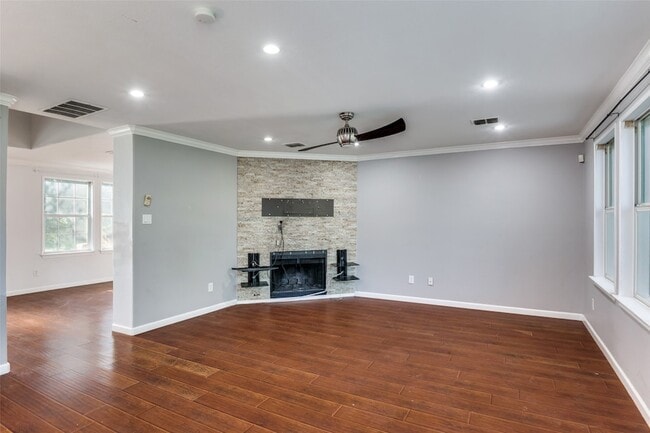 Building Photo - 320 S Mesa Verde Way