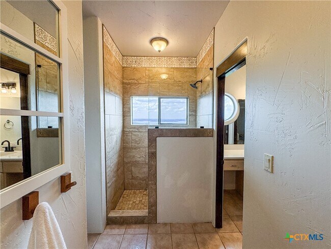 Building Photo - 2000 Village Oak