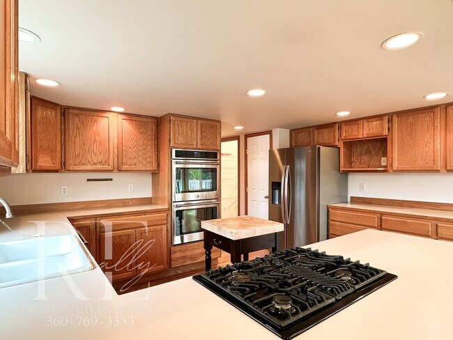 Building Photo - Fantastic Private Lakefront Rambler