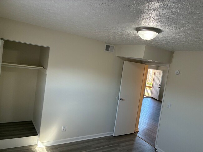Building Photo - Elmwood Apartments- 1 and 2 Bedrooms w/ WD Hook Ups!
