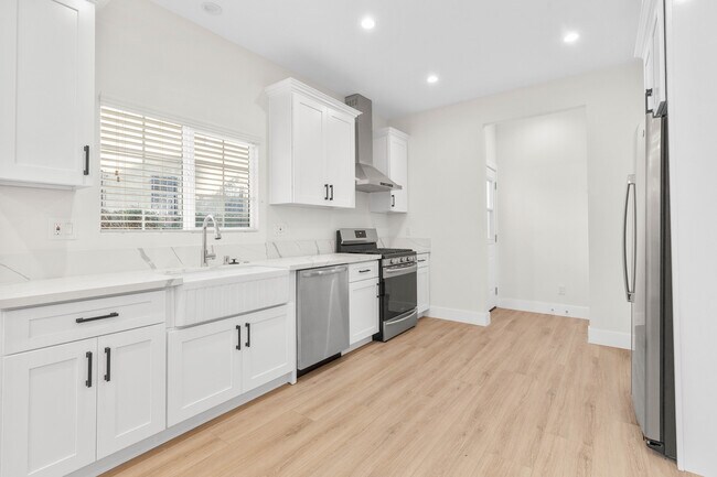 Building Photo - 114 S Harper Ave
