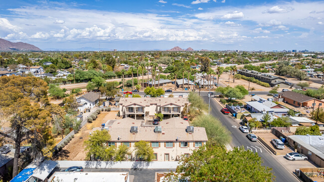 Building Photo - 3Bed/2.5Bath townhouse at 24th St/Thomas! ...