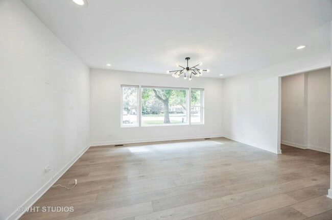 Building Photo - 823 N La Grange Rd