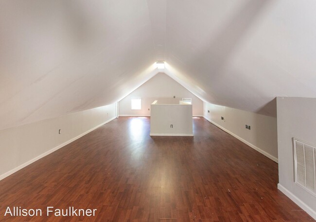 Building Photo - 4 br, 3.5 bath House - 1303 E. Fifth St