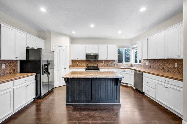 Building Photo - Enjoy this Spectacular Parklike backyard with Landscaping Included in Rent