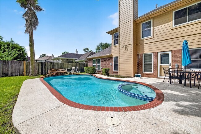 Building Photo - 2018 Village Ct Ln