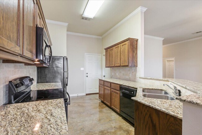 Building Photo - 3BR / 2BA Duplex in Hewitt, Texas | Midway ISD