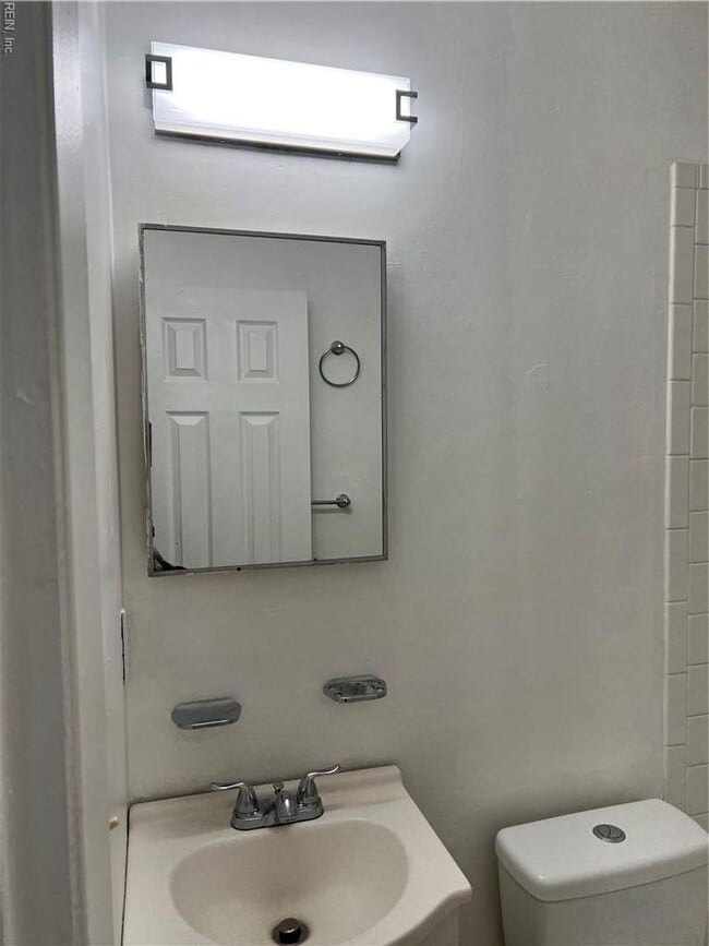 Building Photo - 3-Bedroom Ranch in Camellia Gardens