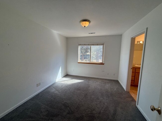 Building Photo - 2 Bed/2 Bath Apartment Located Near OSU/COCC Campus - Attached Garage