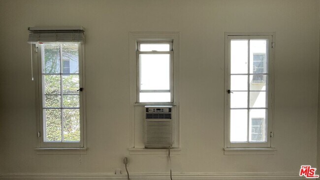 Building Photo - 444 N Sycamore Ave