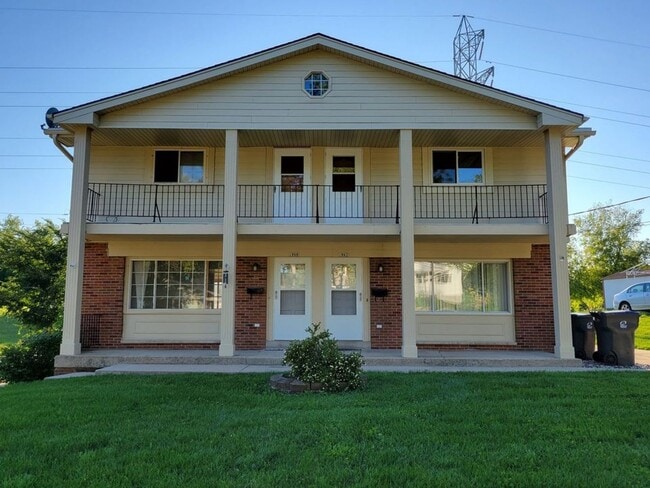 Building Photo - Remodeled 3 Bedroom 1.5 Bath Townhome with Full Basement