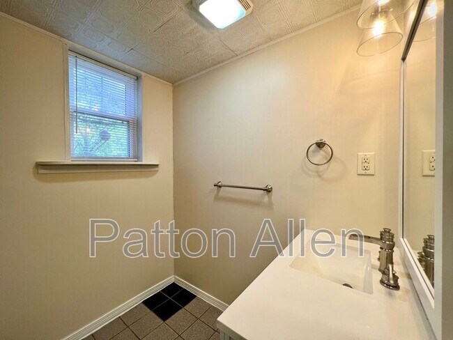 Building Photo - 14 Friendly Hollow