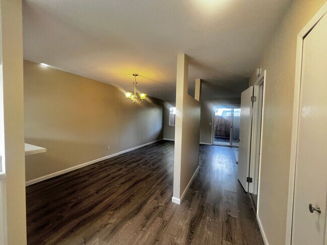 Building Photo - Specious 2-Bedroom Home with Prime Access