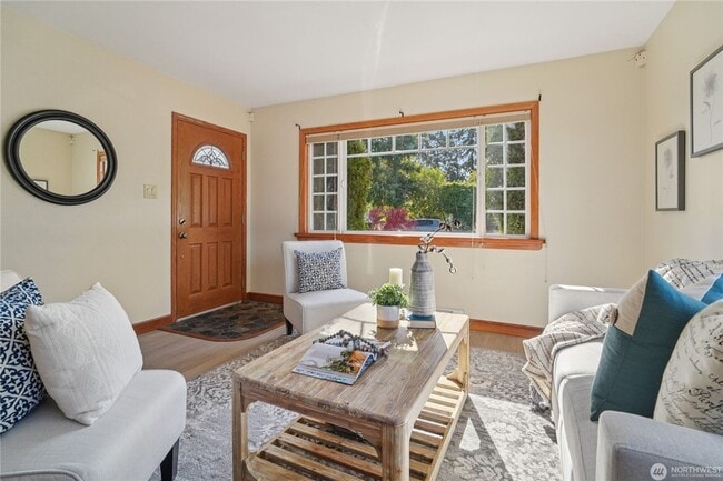 Building Photo - Amazing 3 br rambler w/ garage on LARGE fenced lot!