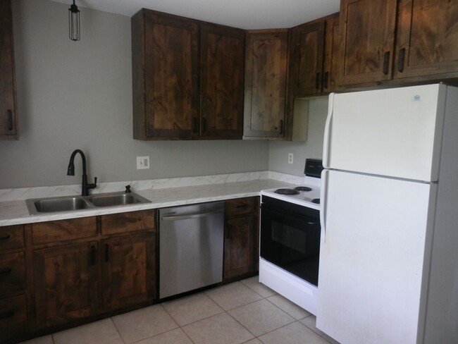 Building Photo - Great 2 Bedroom Duplex In SW Columbia!