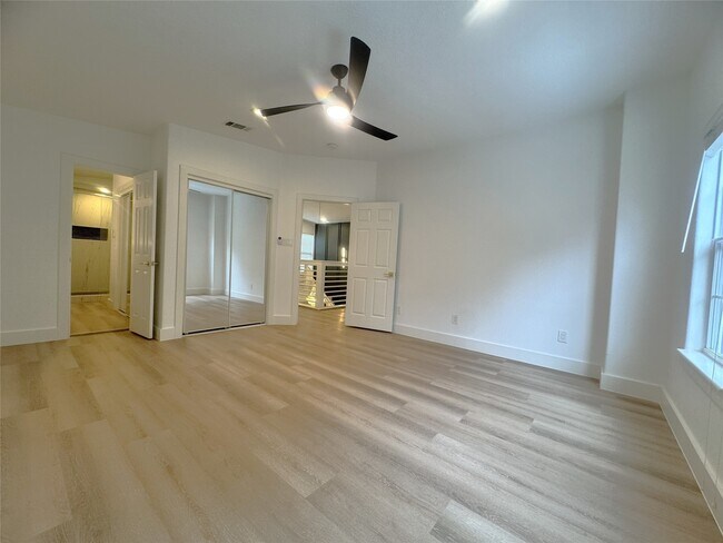 Building Photo - 516 S Post Oak Ln