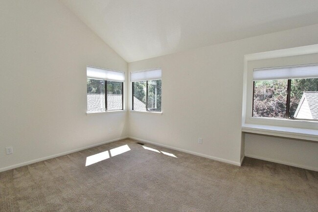 Building Photo - Premier End-Unit Condo in River Run