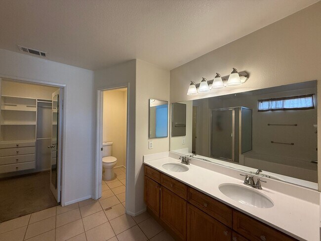 Building Photo - Quartz Hill 3 Bedroom 2 Bathroom