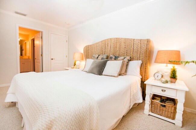 Building Photo - ANNUAL RENTAL - Beach Cottage with 2 Car Garage 'The Lakehouse' in tropical garden