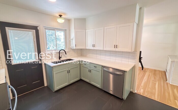 Building Photo - 826 Claremont Ct
