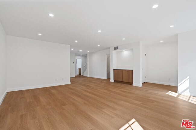 Building Photo - 2541 Stoner Ave