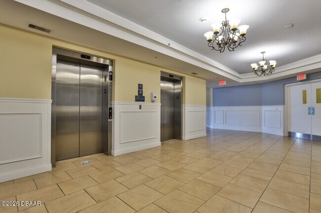 Building Photo - 2801 S Ridgewood Ave