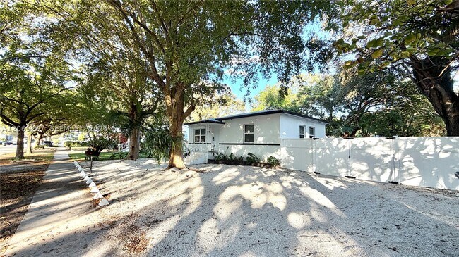 Building Photo - 12325 NE 11th Ct