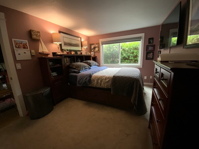 Master Bedroom - 718 Kirkland Cir