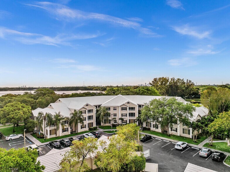 Building Photo - 2803 N Oakland Forest Dr