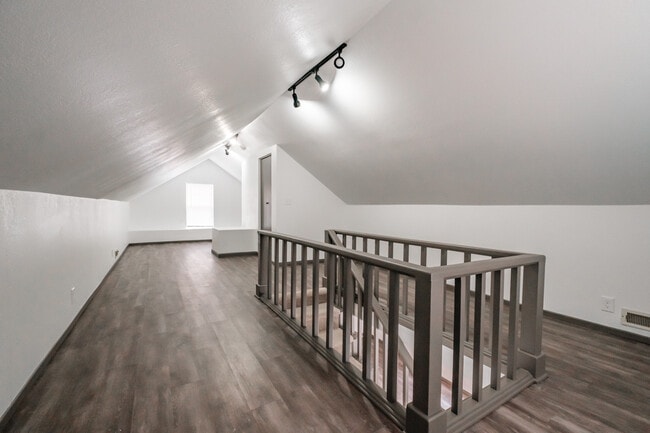 Building Photo - 147 NE Elm St
