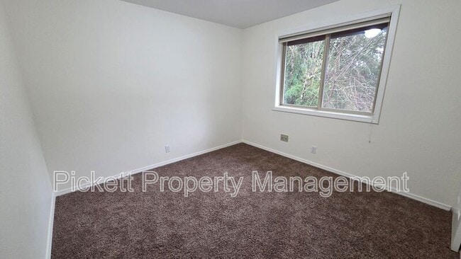 Building Photo - 565 NW Carolyn Ln