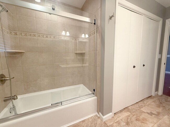 Building Photo - Pet-Friendly 3-Bedroom Home with Fenced Yard, Sun Room & Utilities Included