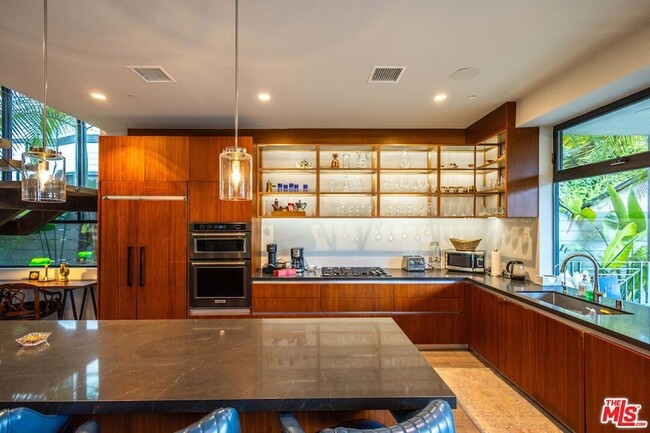 Building Photo - 1724 N Sierra Bonita Ave