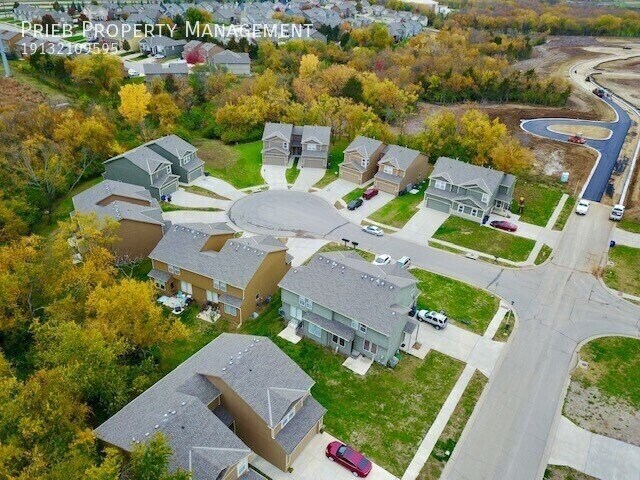 Building Photo - 2132 W Forest Dr