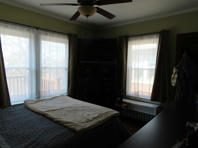 Building Photo - 1157 Beaconsfield Ave