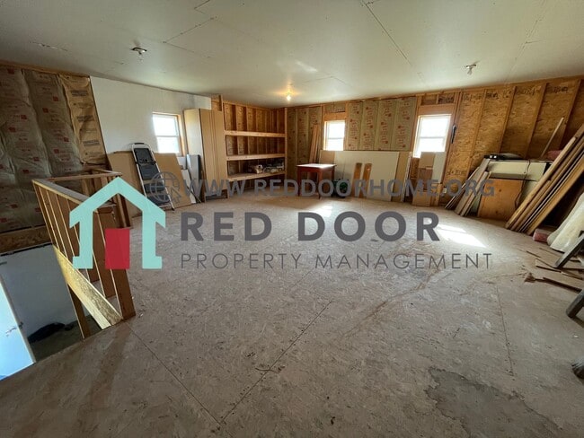 Building Photo - 4 bed / 2 bath Home with Tesla charging station