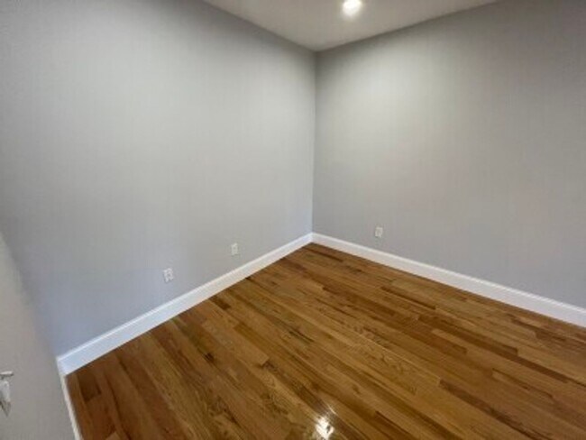 Building Photo - Beautiful Porter/Harvard 2 bedroom apartme...