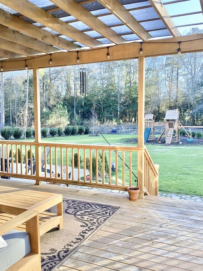 Building Photo - 4 Bed/3 Bath Spacious Home! Extra 2 Car Ga...